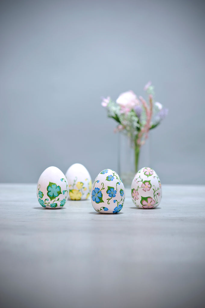  This beautiful set of 4 eggs is painted with a gorgeous, intricate design. If you notice, this design matches the purses of our small Easter Catrinas.   This collection allows you to mix and match Catrinas and Easter eggs! 