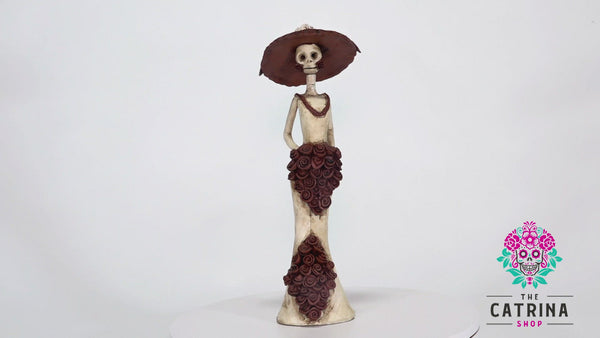 Catrina Catalina belongs to the small Catrina’s collection, but what’s wrong with being small when she is one of a kind?  Displaying a sexy mermaid dress, a creative design with pretty Forget Me Not's on the skirt and bouquet, our artist has created Catalina, a unique piece of art, dressing her with the original Catrina Hat as Diego Rivera painted it. 