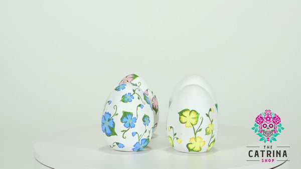  This beautiful set of 4 eggs is painted with a gorgeous, intricate design. If you notice, this design matches the purses of our small Easter Catrinas.   This collection allows you to mix and match Catrinas and Easter eggs! 