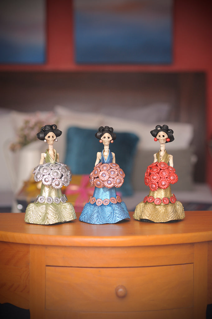 Small hand-painted clay figurines. Made in Mexico, shipped worldwide. Add a classy touch of Mexican art to your home or office.