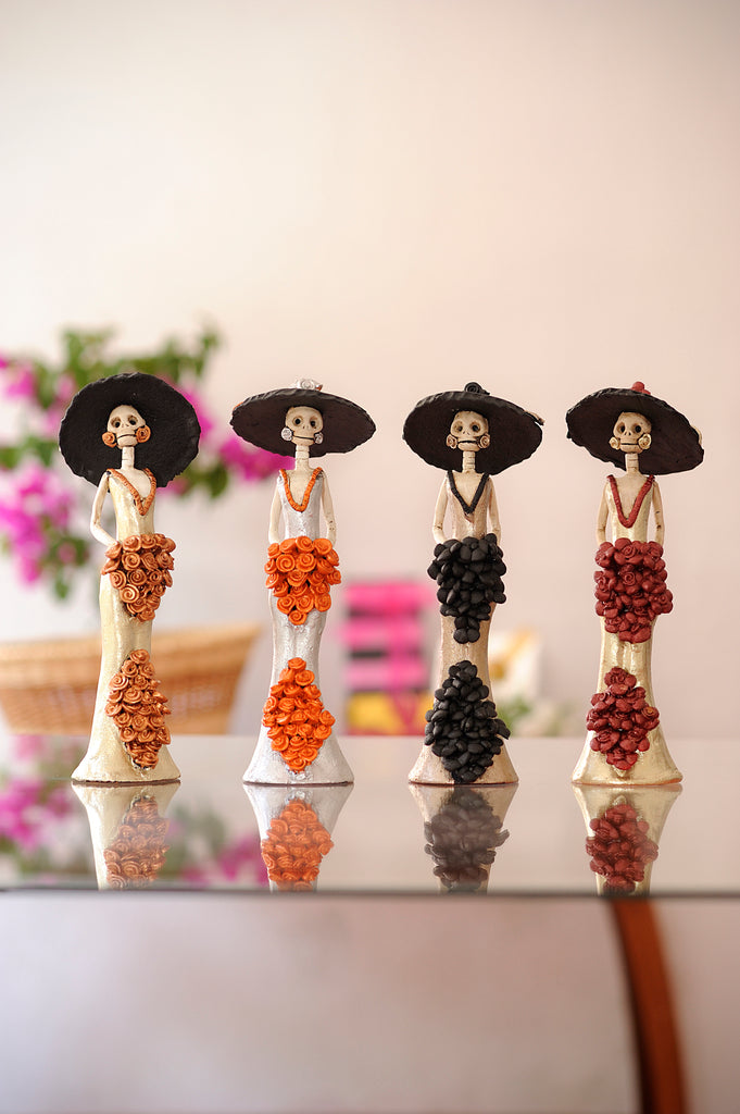 Small hand-made clay figurines, perfect gift for Mother's Day. All our Catrinas are Made in Mexico and we ship worldwide. Add a classy touch of Mexican art to your home.