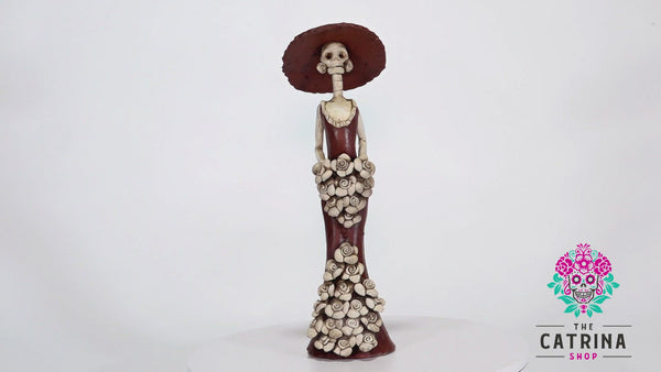 Catrina Catalina belongs to the small Catrina’s collection, but what’s wrong with being small when she is one of a kind!  Our artist has created Catalina, a unique piece of art by displaying a sexy mermaid dress, a creative design with pretty Forget me Not’s on the skirt and bouquet. She is dressed in the original Catrina Hat as Diego Rivera painted it. 